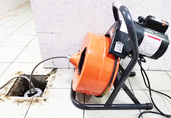 Thông cống nghẹt bằng máy nhanh chóng và hiệu quả