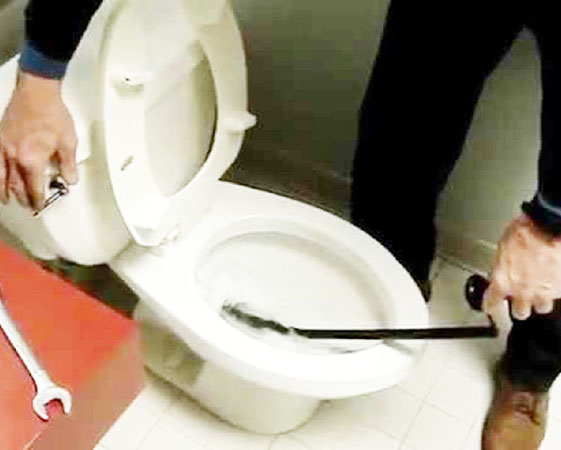 Dùng dây lò xo để thông tắc cống là phương pháp rất phổ biến